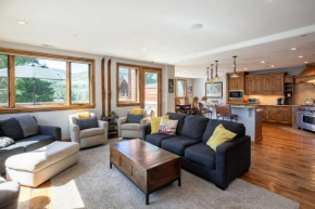 Lakeside Luxury - Pool - Hot Tub - AC - Epic Views Avon
